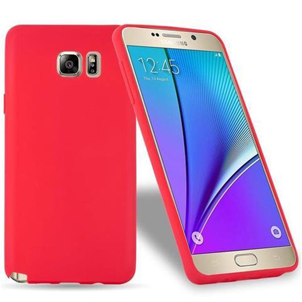 Rote Handyhülle neben einem Smartphone mit rotem Rand und blauem Bildschirm.