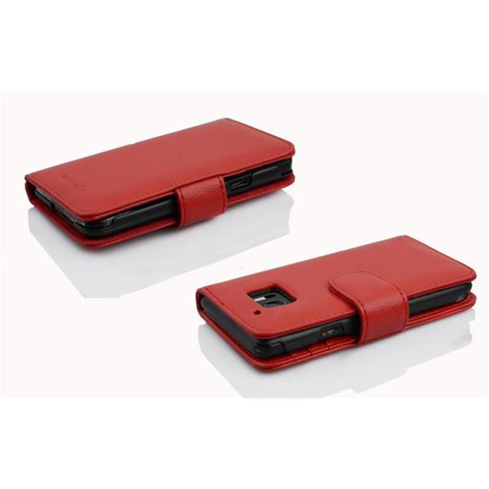 Due custodie per telefono in pelle rossa con chiusura a patta su sfondo bianco.