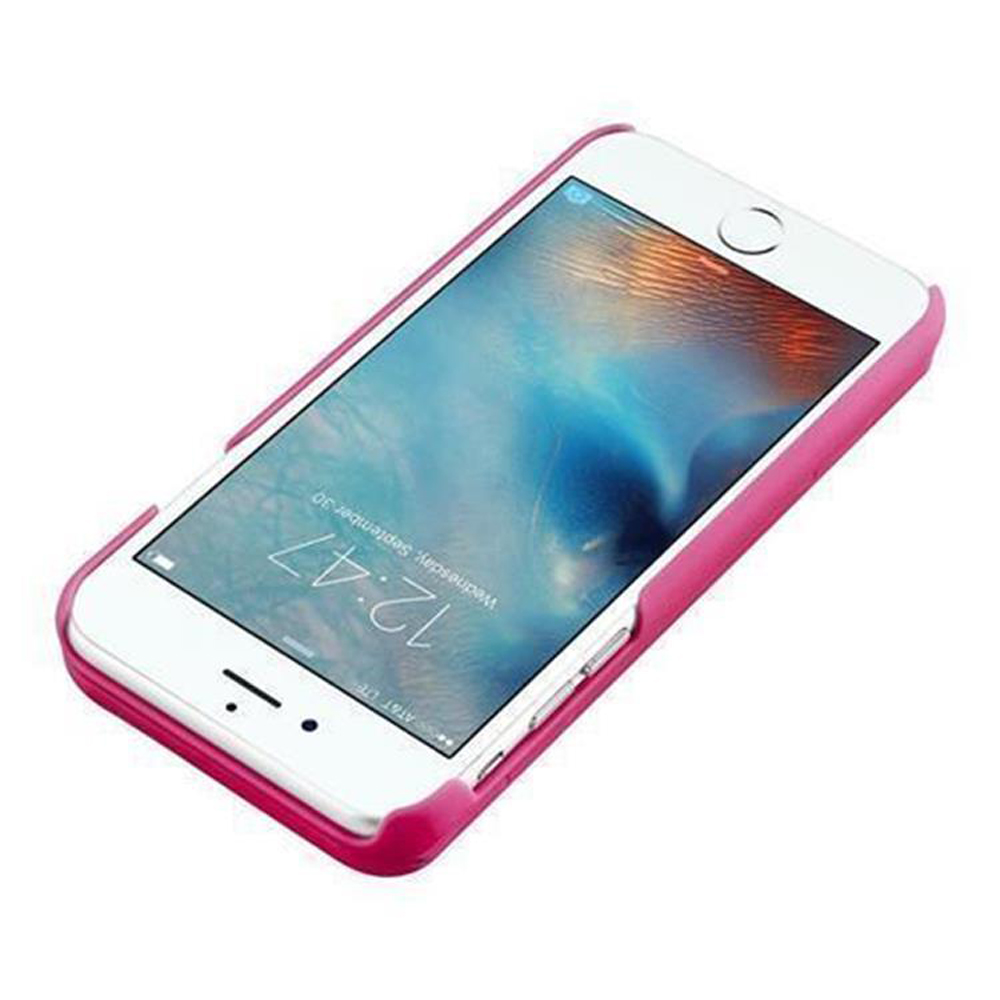 Uno smartphone bianco in custodia rosa, bloccato, mostra le 12:47.