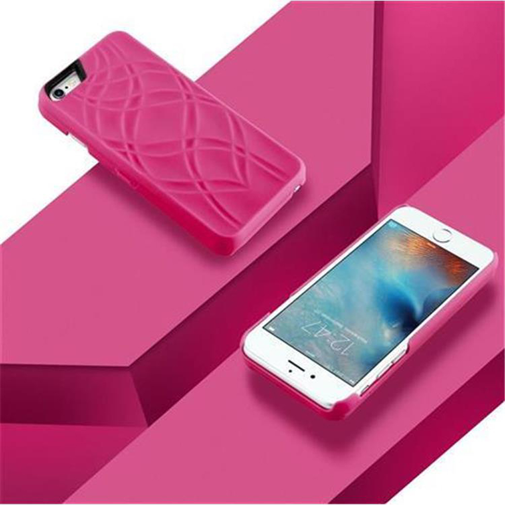 Una cover rosa con motivo a onde giace accanto a uno smartphone in cover rosa.