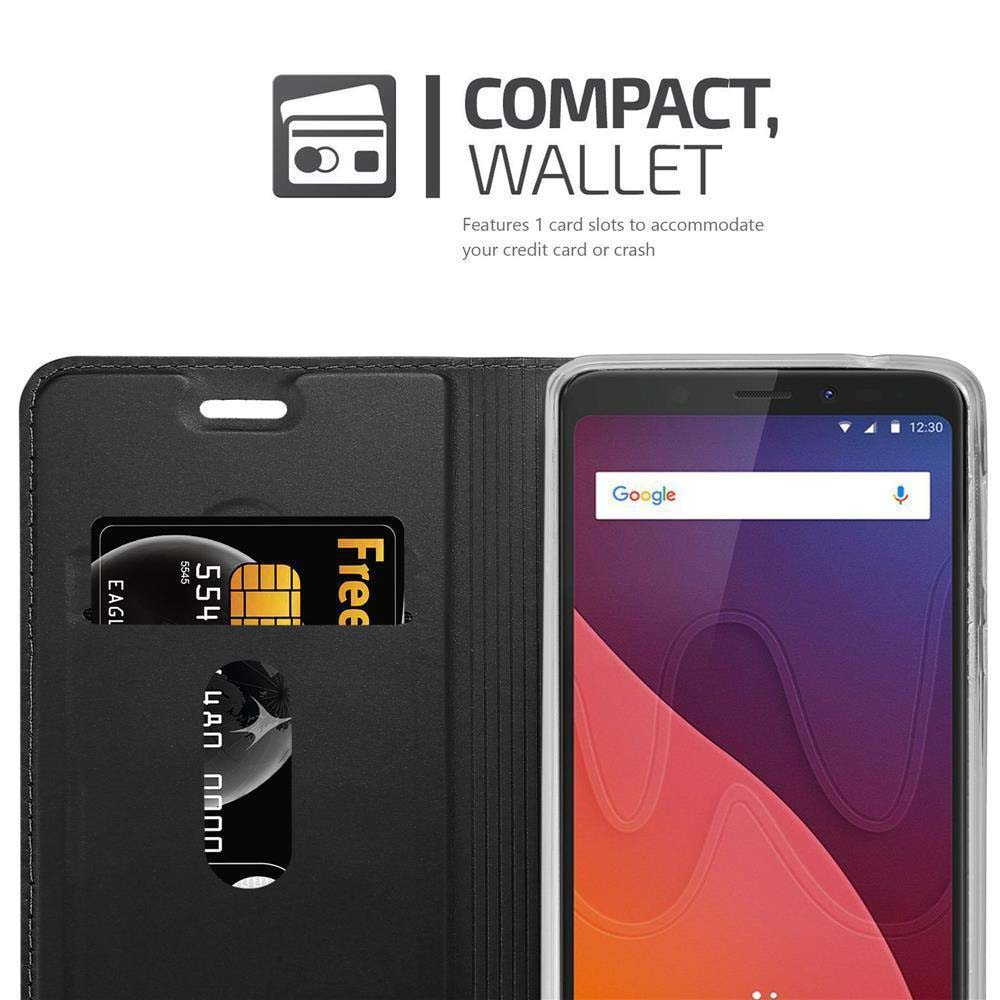Una custodia a portafoglio nera mostra una carta di credito e uno smartphone con schermata home Google.