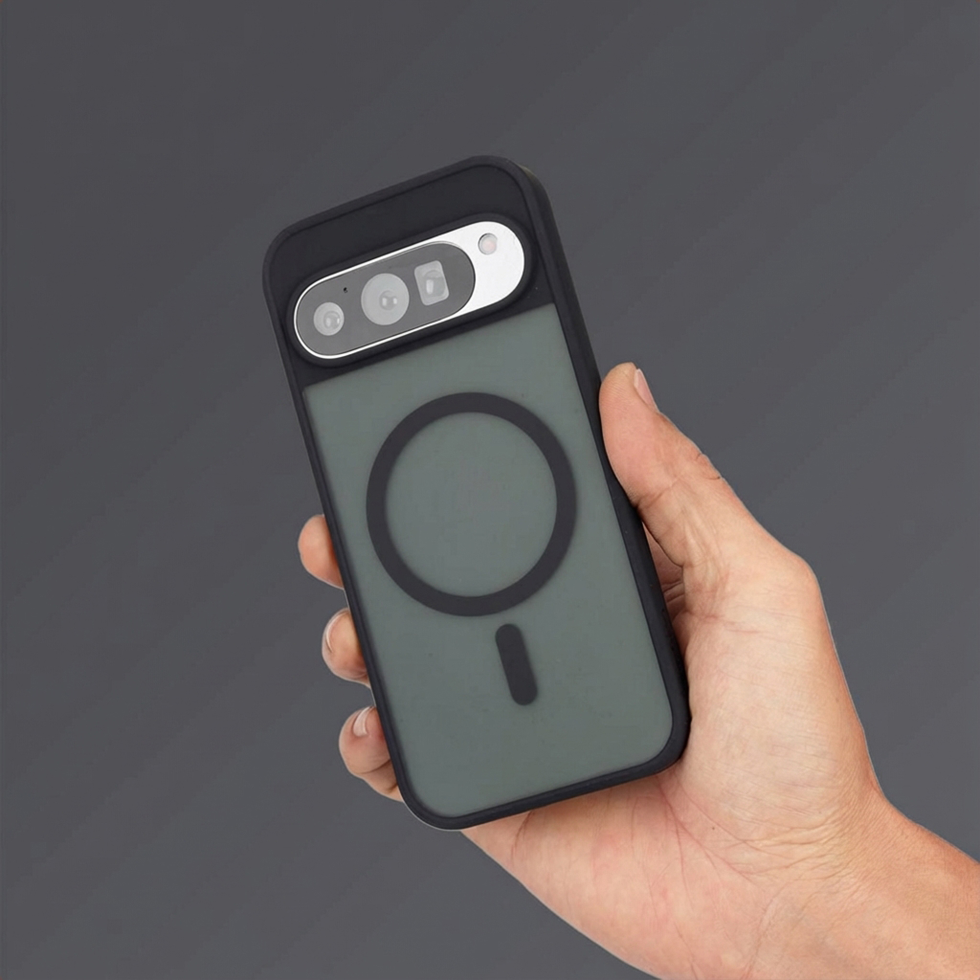 Een hand houdt een smartphone vast met een zwarte hoes en cameramodule.