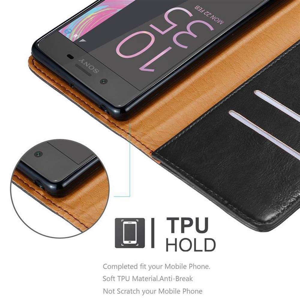 Uno smartphone Sony in custodia marrone e nera, con ora sullo schermo.