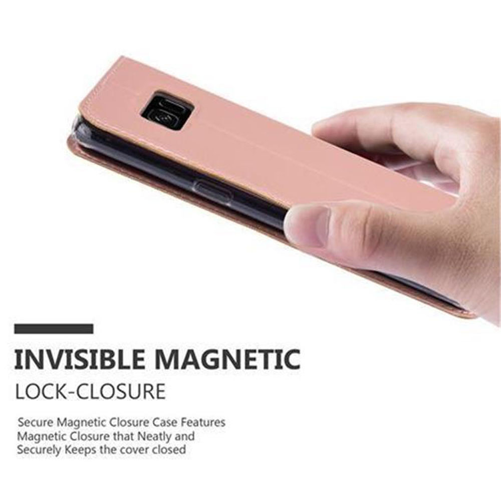 Una mano tiene una custodia per telefono rosa dorata con chiusura magnetica invisibile.