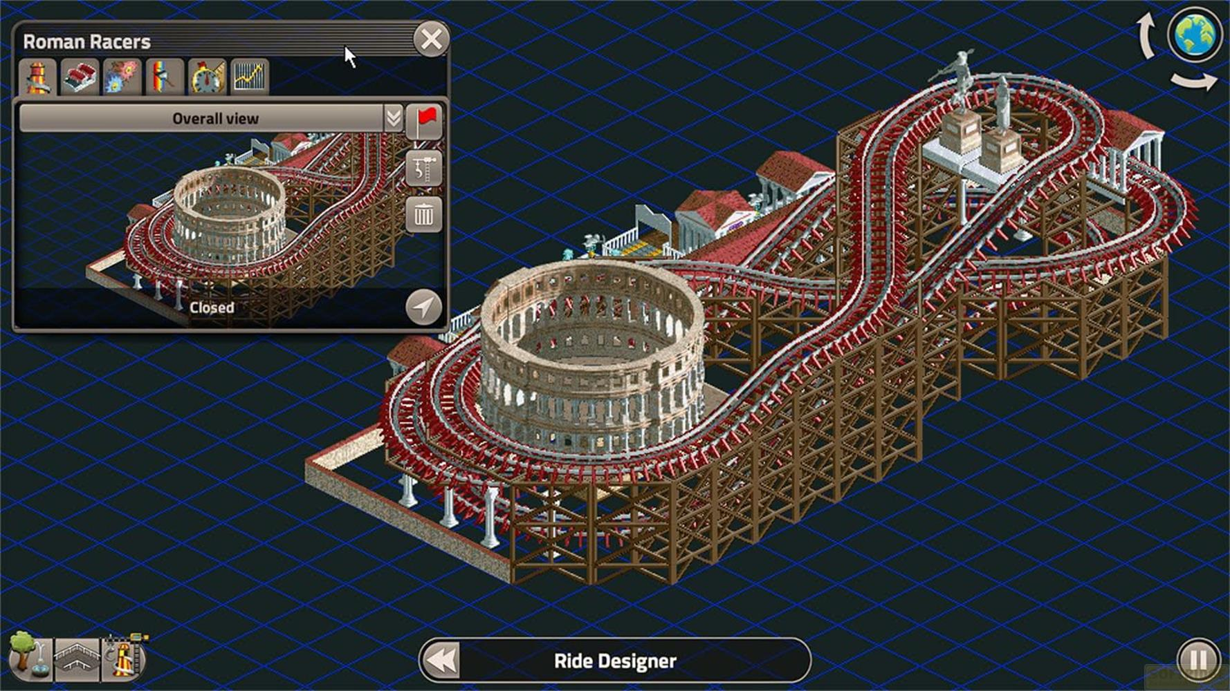 Montagne russe a tema Colosseo con treni rossi su struttura in legno.