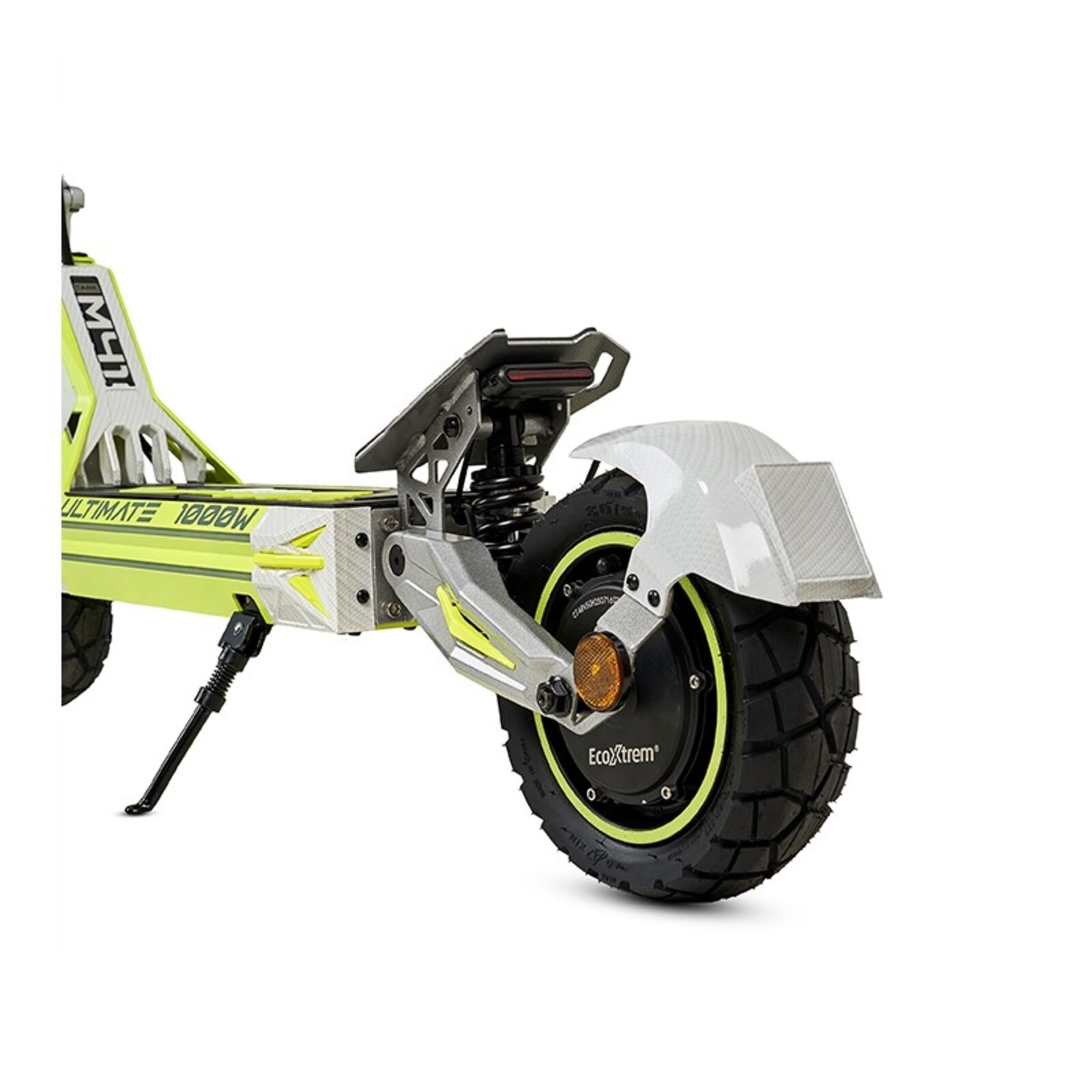 Primer plano de un patinete eléctrico con detalles amarillos, neumáticos anchos y suspensión.