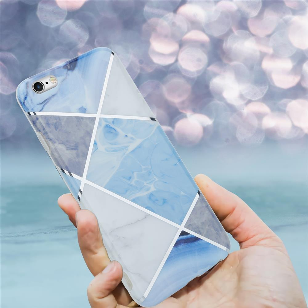 Hand hält ein blau-weiß marmoriertes Handycase mit geometrischem Muster.