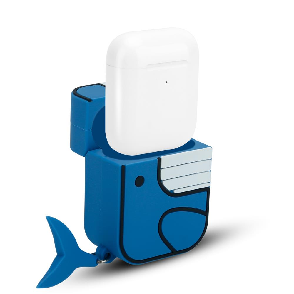 Eine weiße AirPods-Hülle sitzt auf einer blauen Wal-förmigen Hülle mit Schwanz.