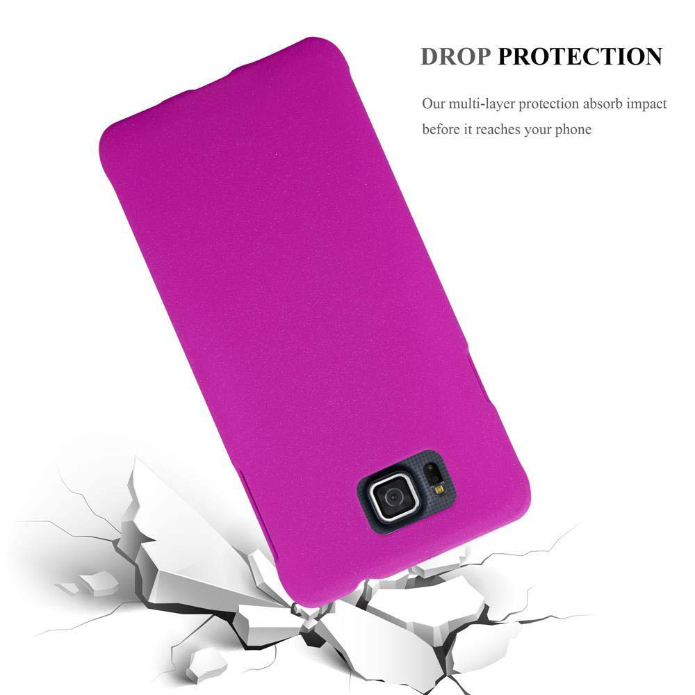 Una funda magenta protege contra caídas sobre suelo agrietado.