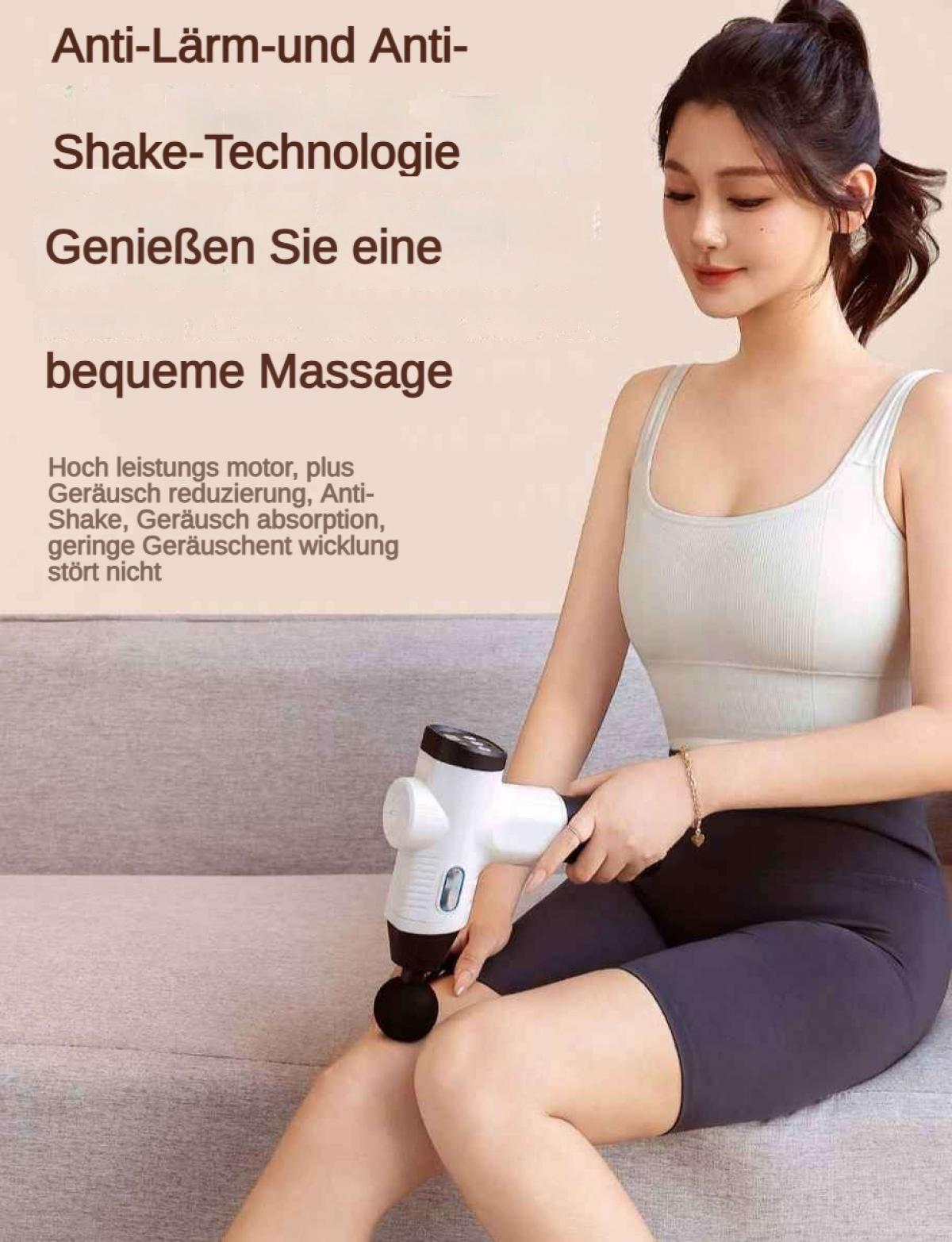 Eine Frau benutzt eine weiße Massagepistole am Bein.