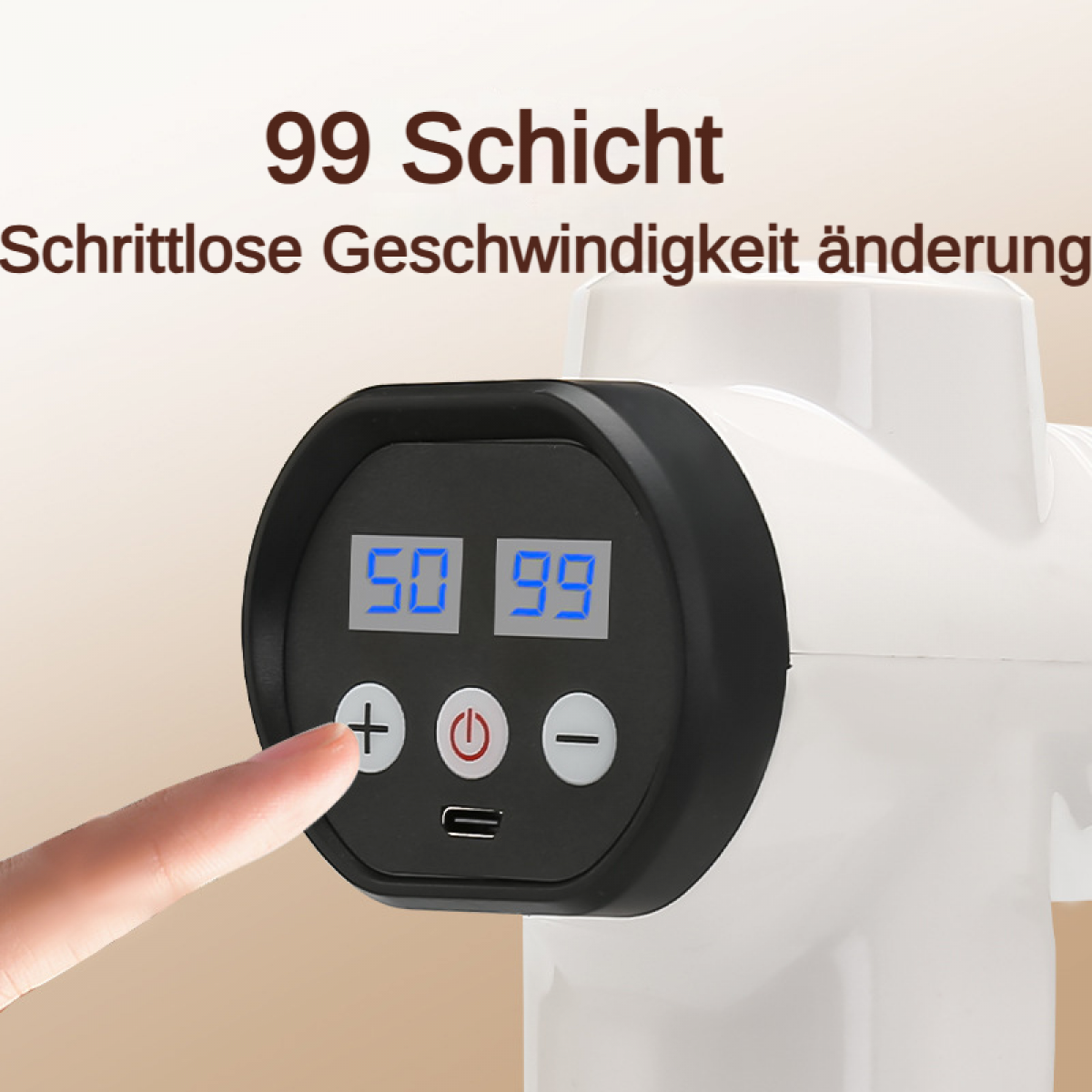 Eine Fingerspitze berührt das Plus-Symbol auf einem digitalen Display mit 50 und 99.