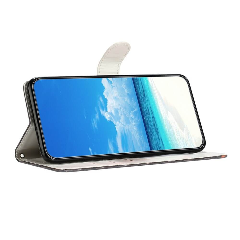 Uno smartphone in una custodia a libro aperta con scena di spiaggia.
