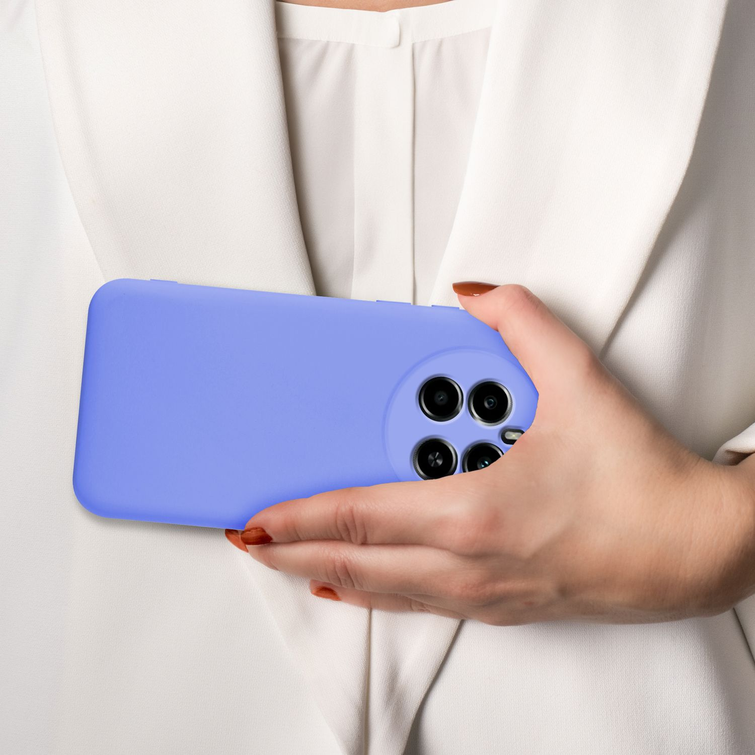 Eine Hand hält ein lilafarbenes Smartphone mit vier Kameras.