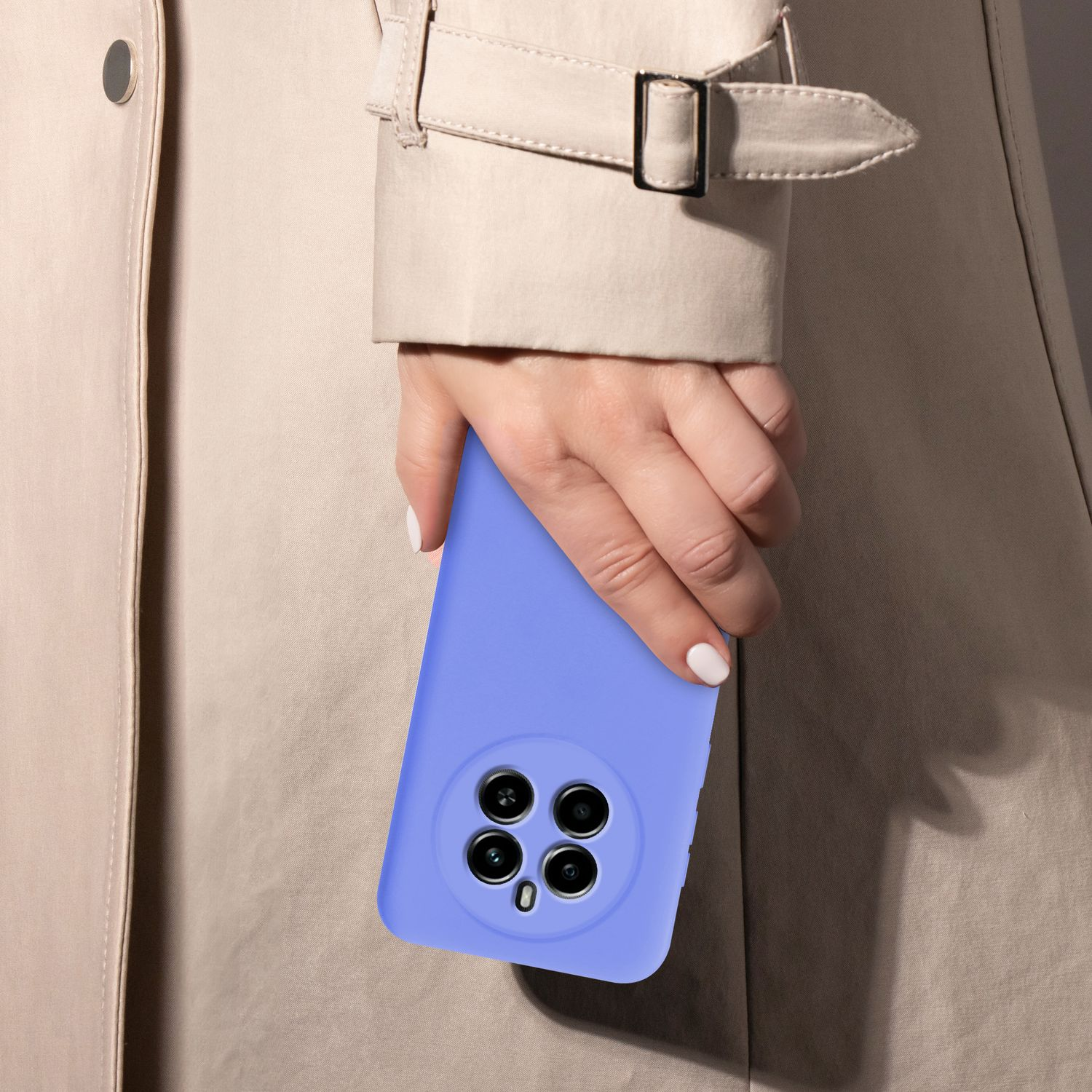 Eine Hand hält ein lilafarbenes Handy vor einem beigefarbenen Trenchcoat.