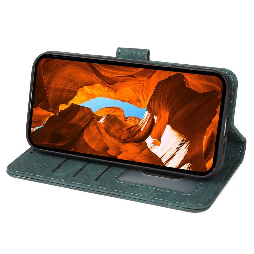 Ein Smartphone in einer grünen Hülle mit einer Canyonszene auf dem Bildschirm.