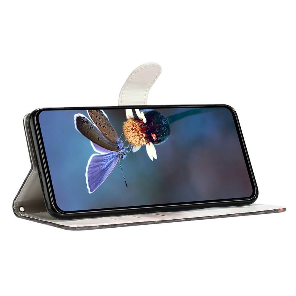 Uno smartphone con custodia aperta mostra un'immagine di una farfalla su un fiore.