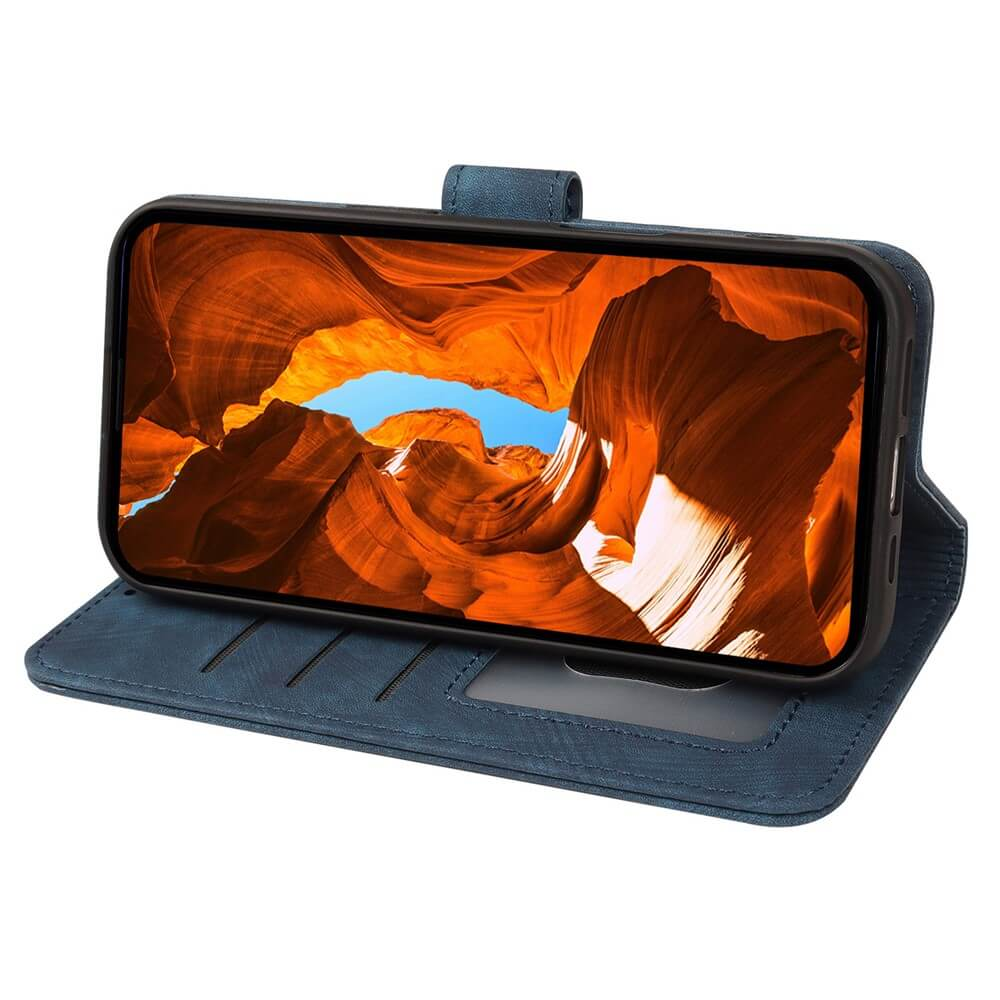 Una custodia blu per smartphone con un telefono che mostra un paesaggio di canyon.