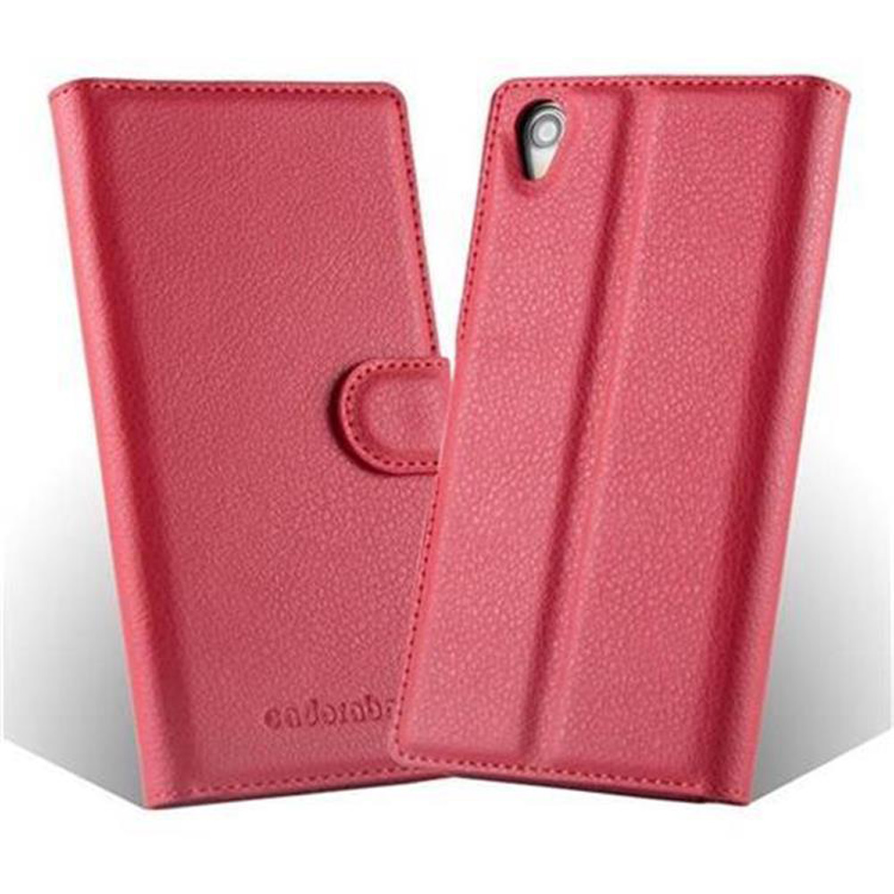 Viene mostrata una custodia per telefono in pelle rosa con chiusura a bottone.