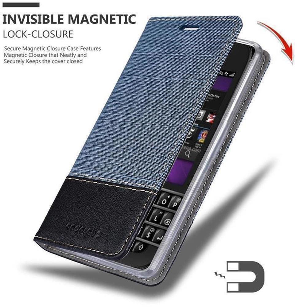 Custodia in denim blu con accento in pelle nera per un telefono con tastiera e schermo.