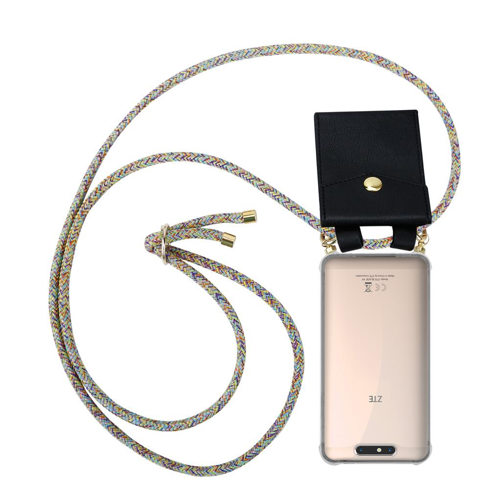 Ein Smartphone mit einer bunten Kordel und schwarzer Tasche, auf weißem Hintergrund.