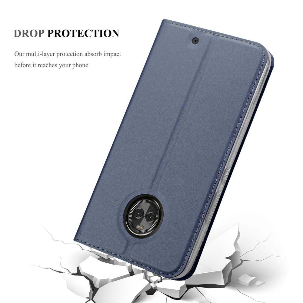 Custodia blu per telefono con ritaglio fotocamera rompe superficie bianca.
