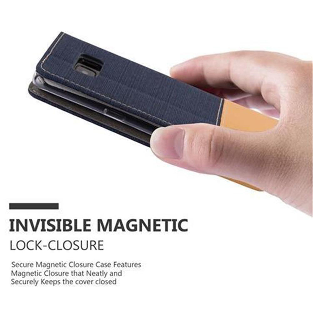 Una mano tiene una custodia per telefono blu scuro con chiusura magnetica.