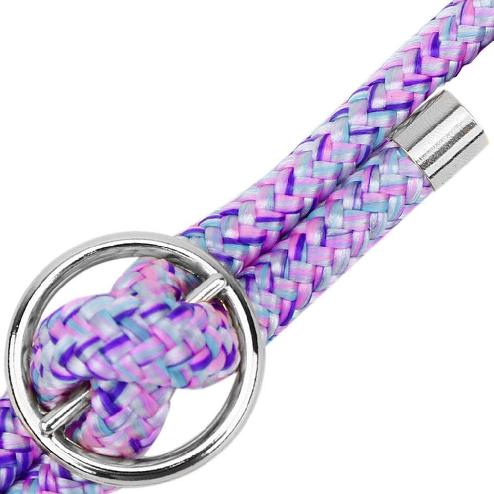 Un anello argentato collega due cordoncini intrecciati nei toni viola, blu e rosa.