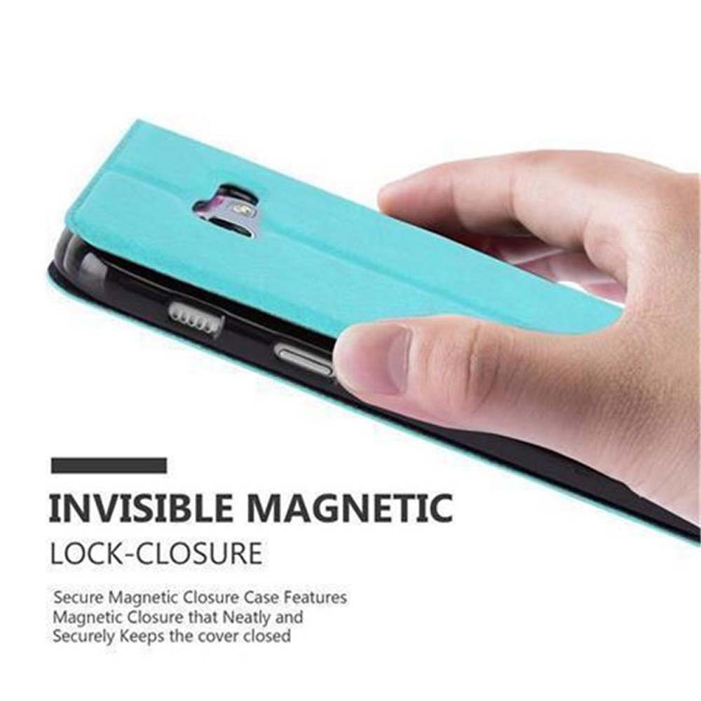 Una mano tiene una custodia per telefono turchese con chiusura magnetica.