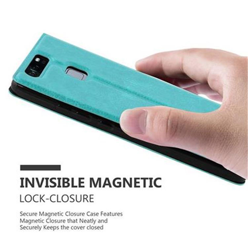 Eine Hand hält eine türkise Handyhülle mit magnetischem Verschluss.