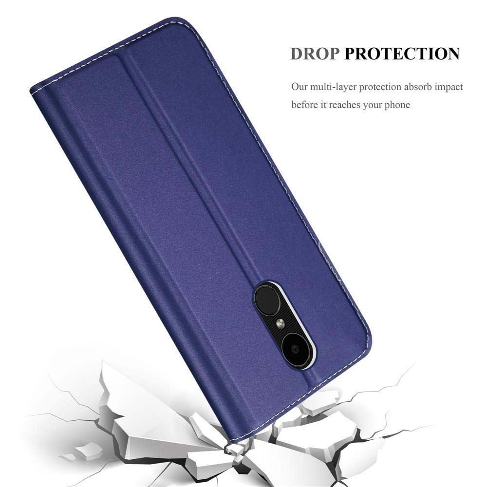 Una custodia blu per telefono protegge da una caduta su schegge bianche.