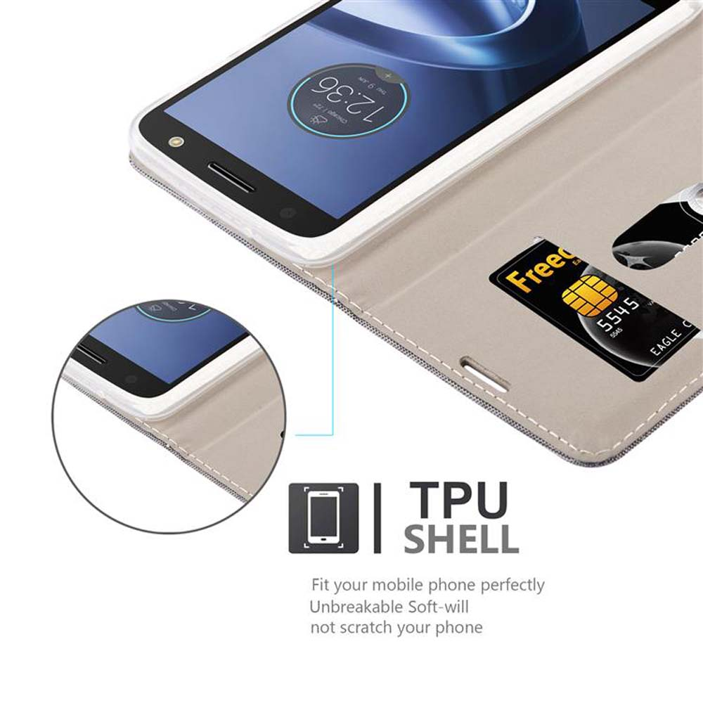 Uno smartphone in un portafoglio con una carta di credito.