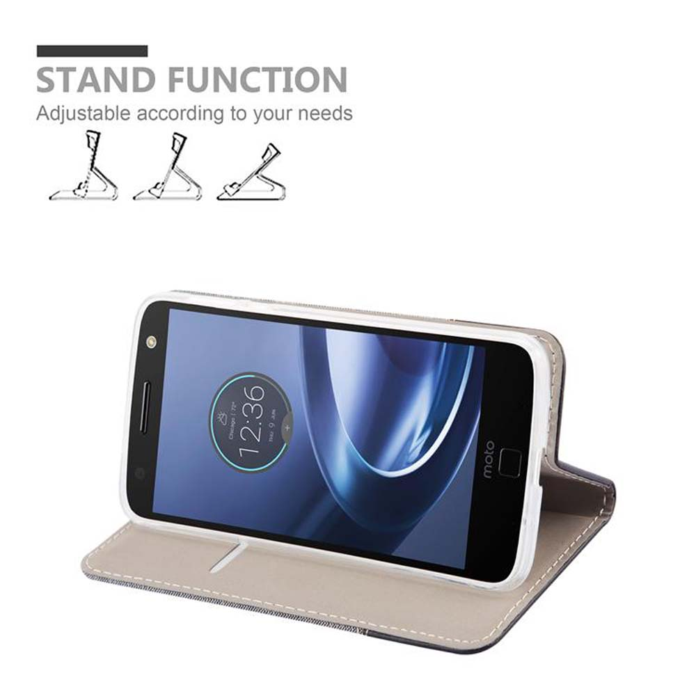 Uno smartphone in una custodia con funzione di supporto, che mostra tre angolazioni diverse.