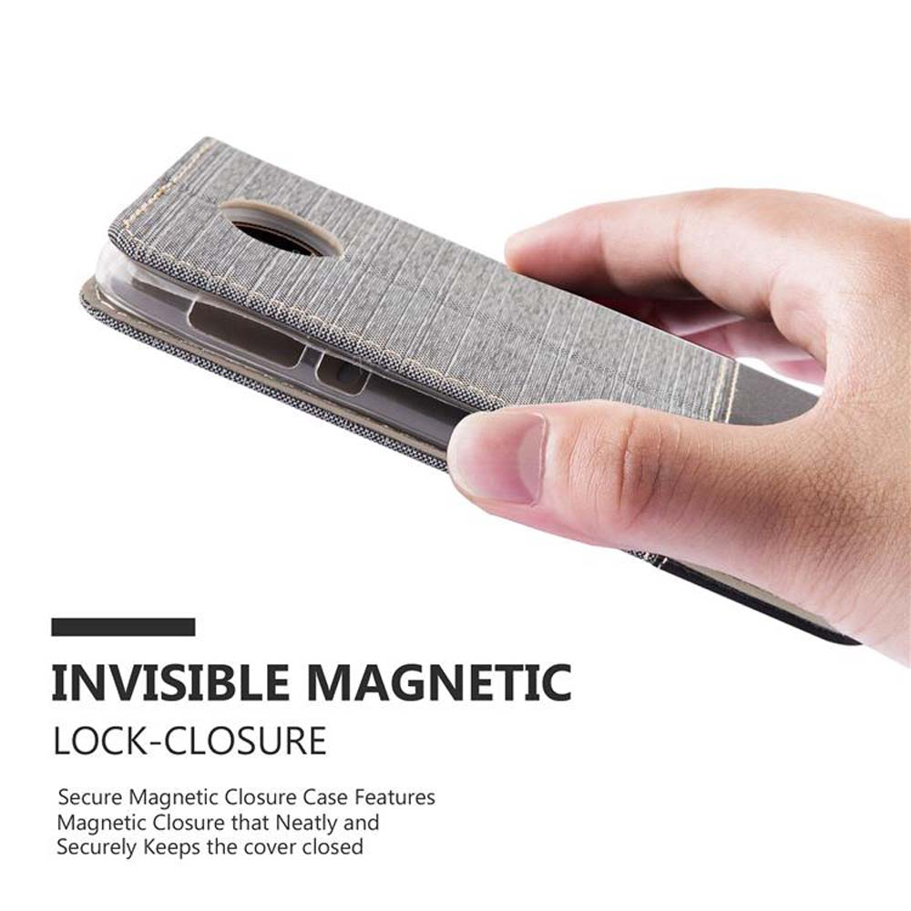 Custodia grigia per telefono con chiusura magnetica tenuta da una mano.