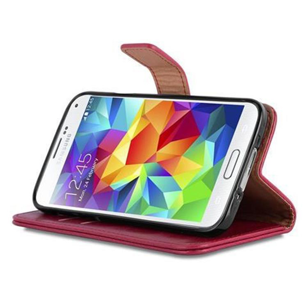 Uno smartphone in una custodia di pelle rossa con sfondo colorato.