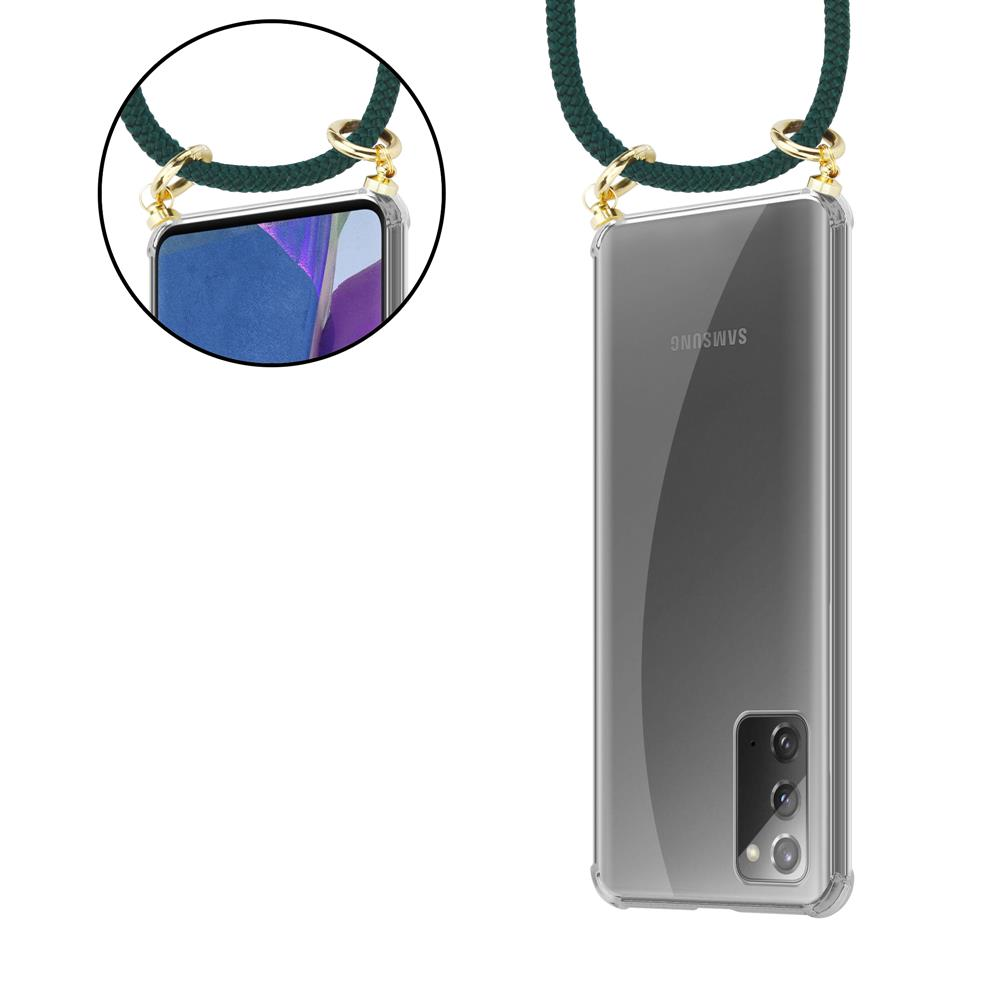 Una custodia trasparente per telefono con un laccetto verde scuro attaccato ad anelli dorati.
