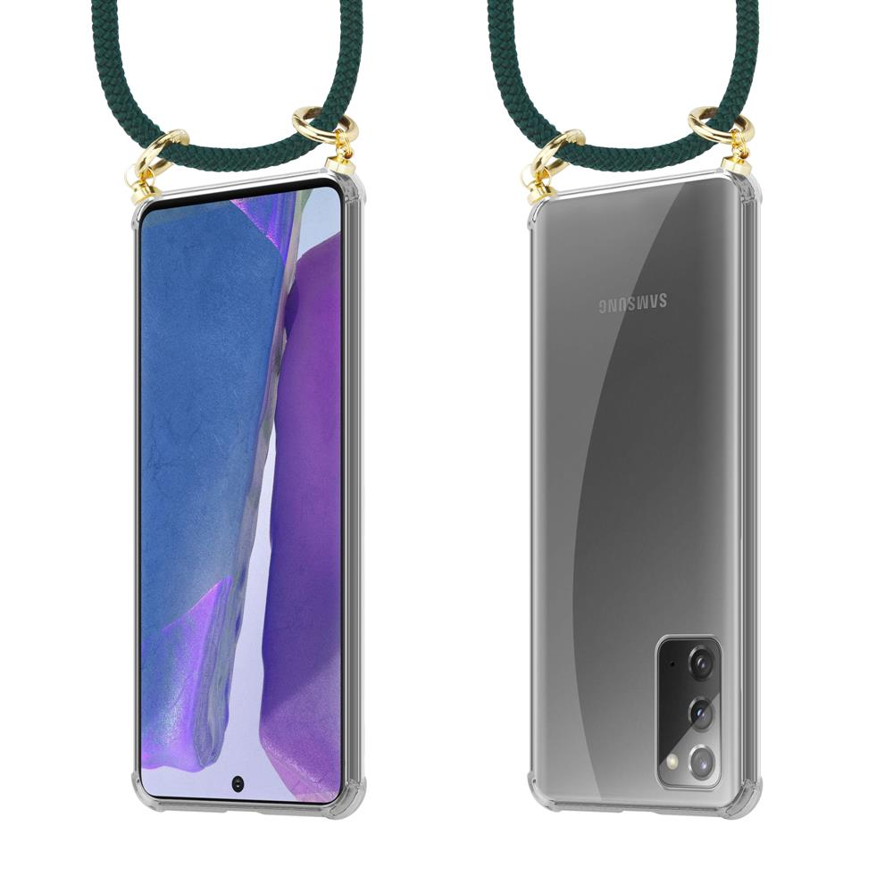 Un telefono Samsung in una custodia trasparente con un laccetto verde.