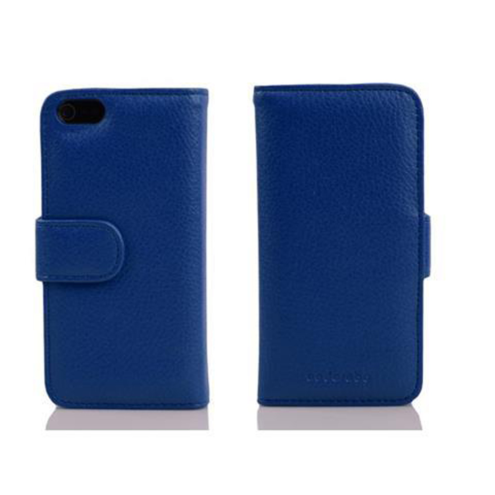 Zwei blaue Leder-Handyhüllen, eine offen mit Kameraöffnung, die andere geschlossen.