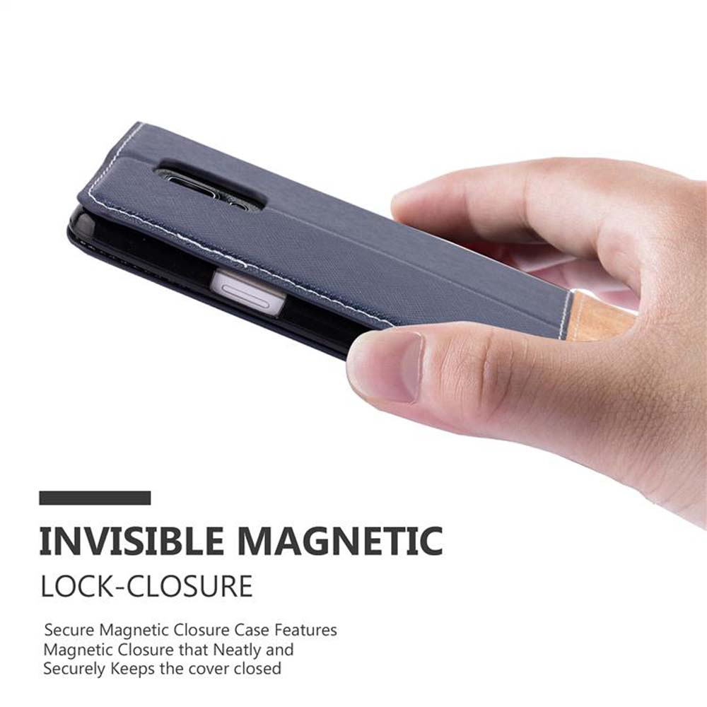 Custodia per telefono grigio scuro con chiusura magnetica, tenuta in mano.