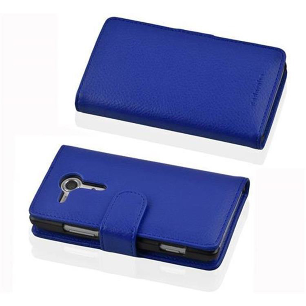 Dos vistas de una funda de teléfono azul de cuero. Una cerrada, otra abierta.