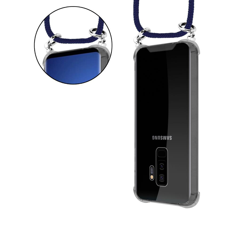 Uno smartphone Samsung nero in custodia trasparente con laccetto blu.