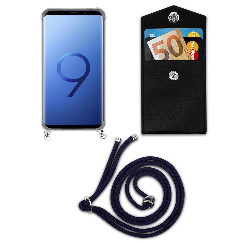 Uno smartphone con custodia, banconota, carta e cordino su sfondo bianco.