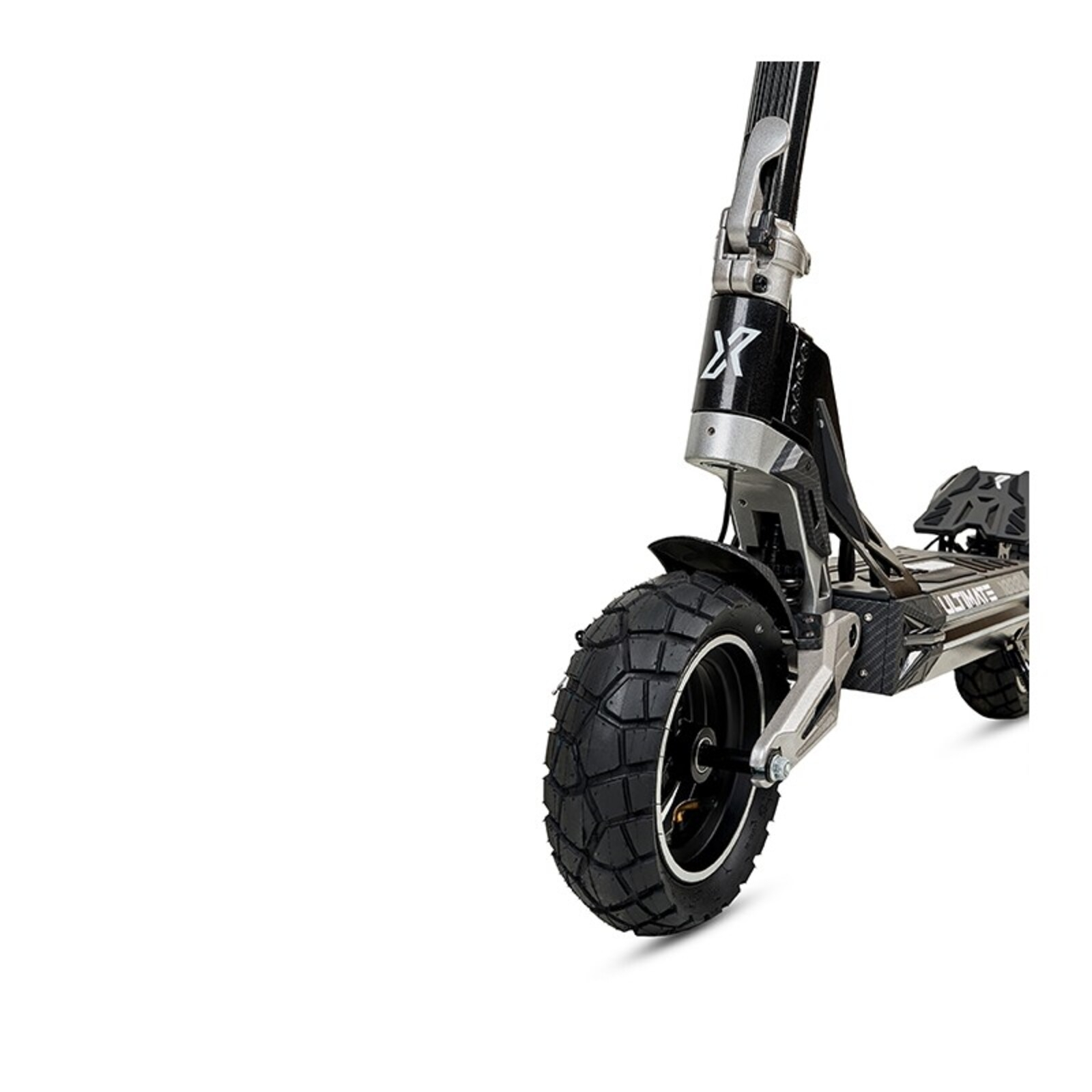 Primer plano de un patinete eléctrico negro con neumáticos todoterreno.