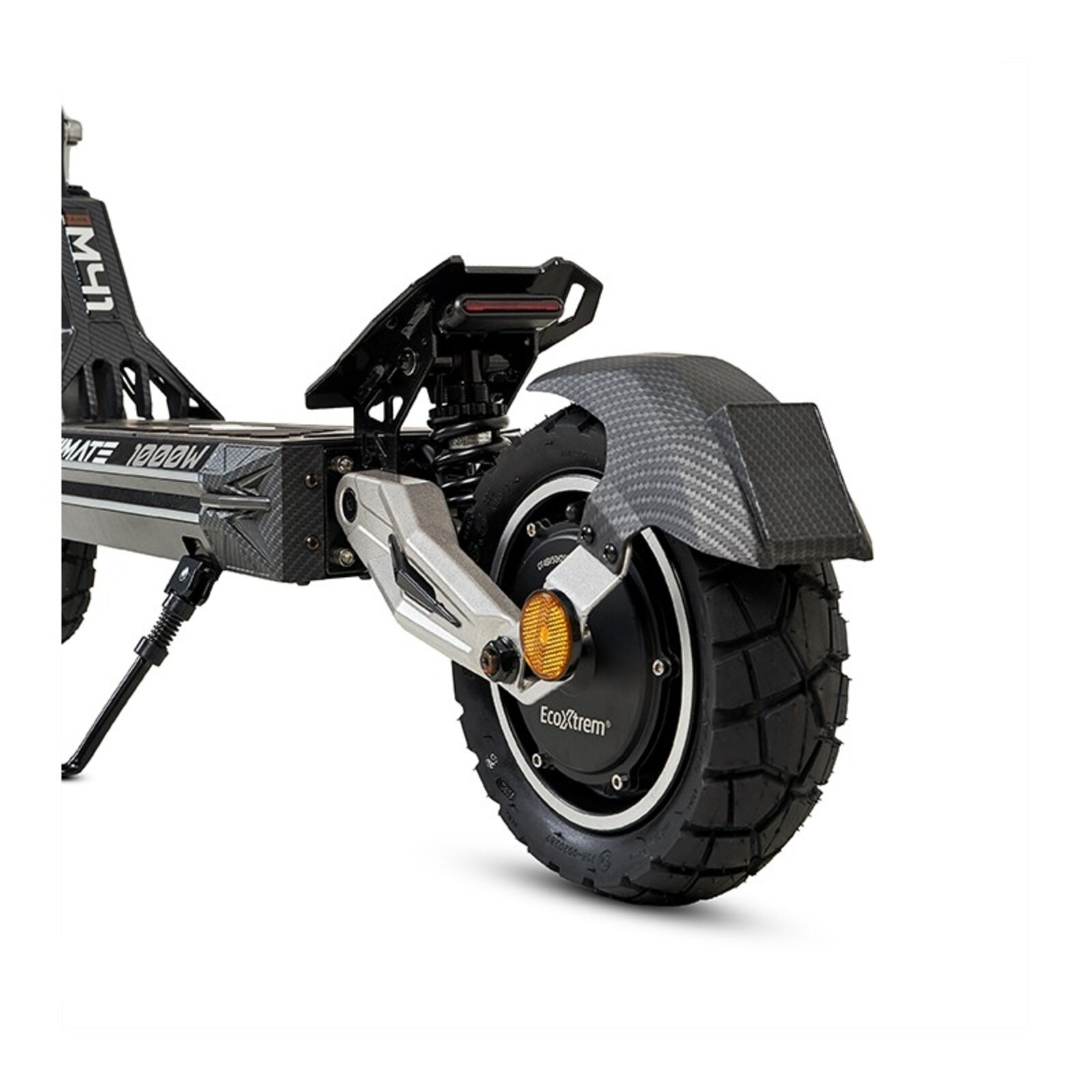 Primer plano de la rueda trasera, suspensión y guardabarros de carbono de un patinete eléctrico.
