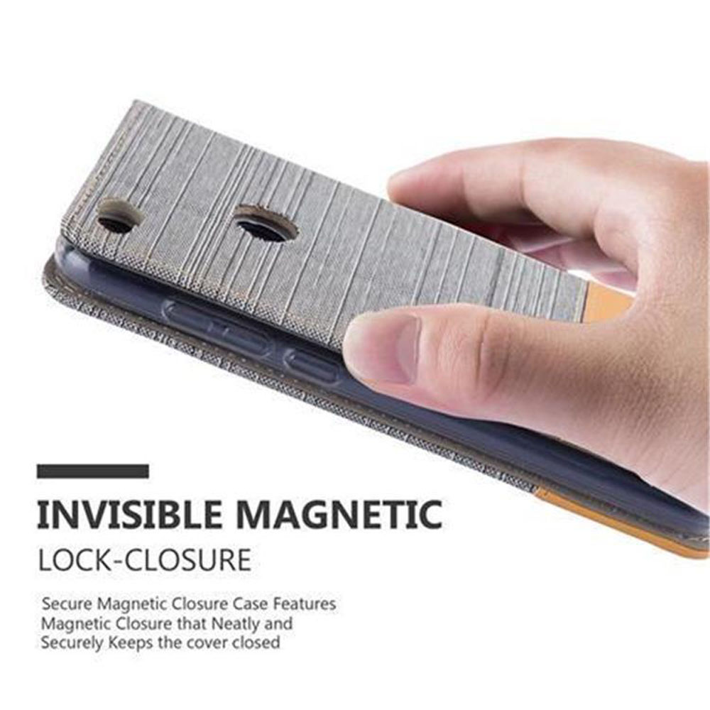 Hand hält eine graue Handyhülle mit magnetischem Verschluss.