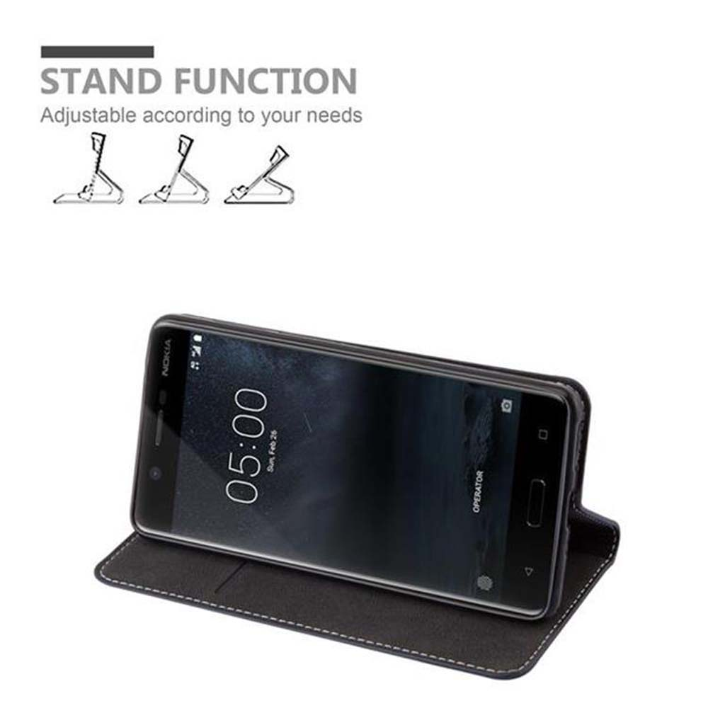 Telefono Nokia in custodia flip nera con funzione stand.