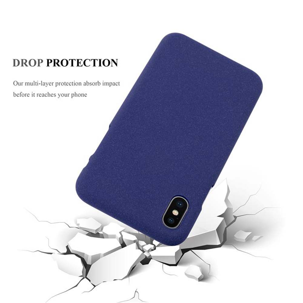 Una cover blu scuro cade su una superficie bianca che si crepa.