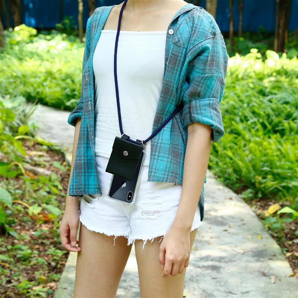 Una persona con un cordino per telefono indossa una giacca a quadri e pantaloncini bianchi.