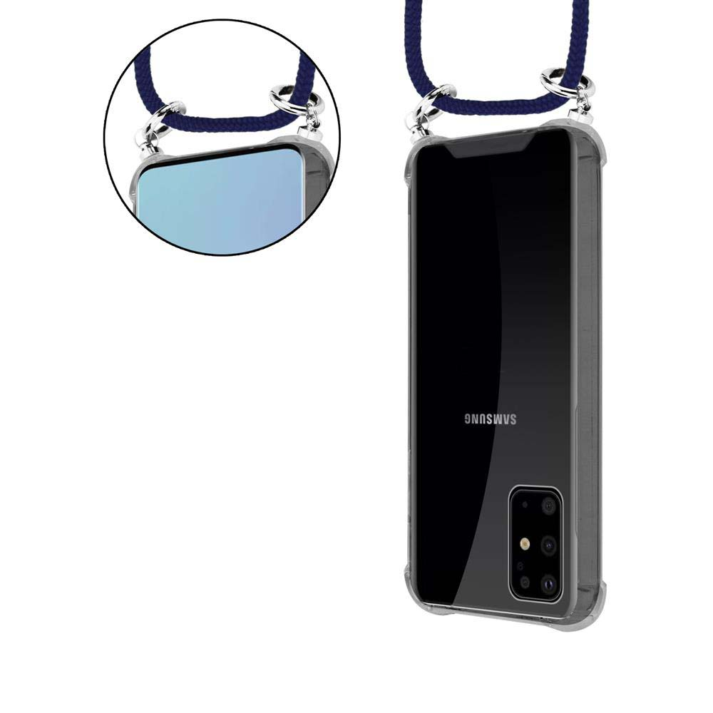 Uno smartphone in custodia trasparente con laccetto, appeso a un cordino.