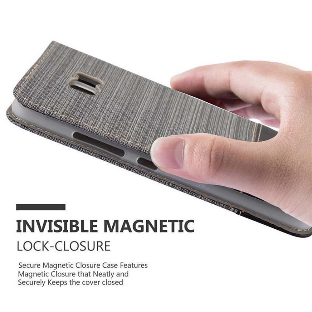 Custodia per telefono grigia con chiusura magnetica tenuta da una mano.