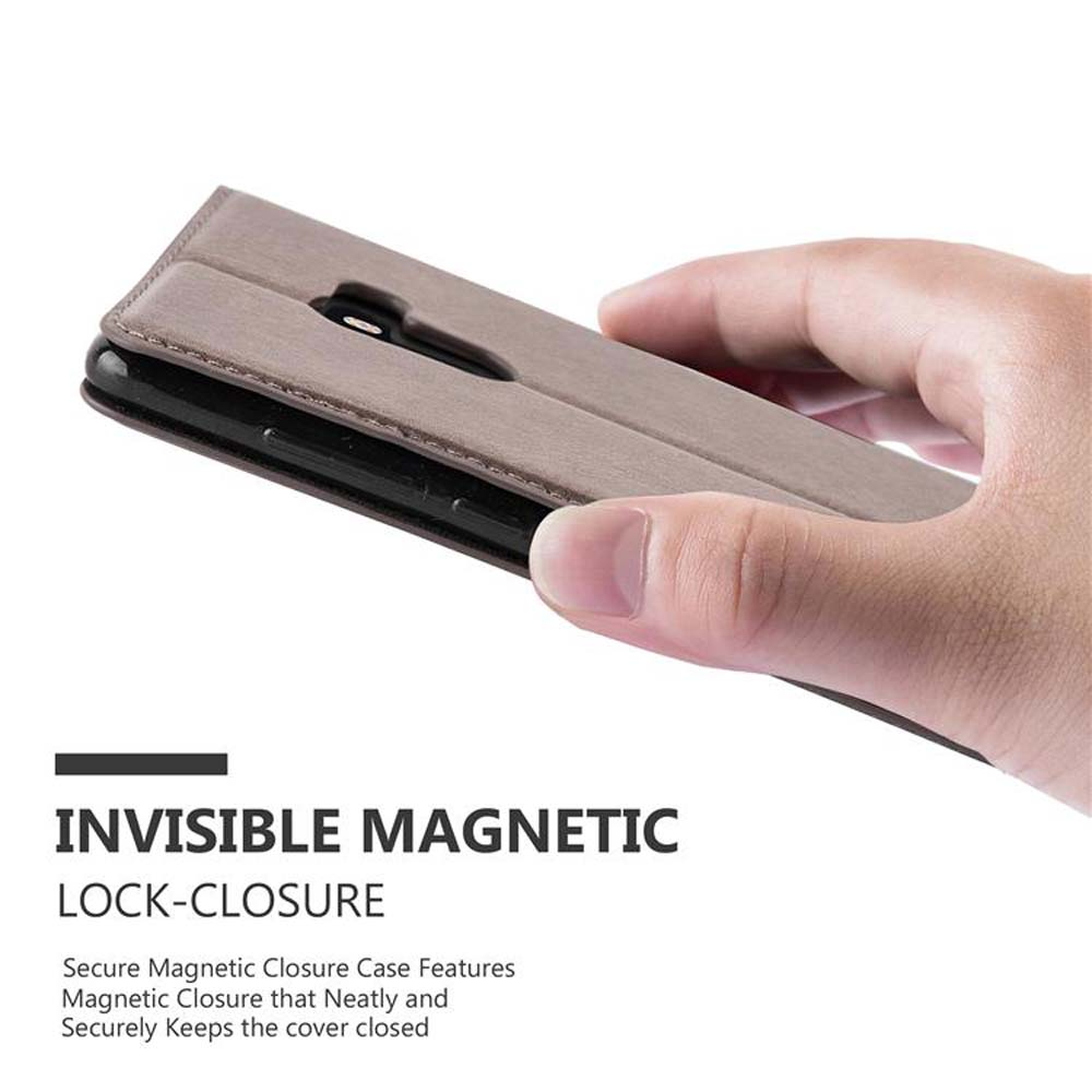 Una mano tiene una custodia per telefono marrone con chiusura magnetica.